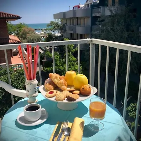 Room In Bb - Hotel Villa Alexandra A Stones Throw From The Sea * San Mauro Mare